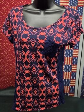 **Discreet Navy and Coral Short-Sleeve Patterned Pocket Tee**